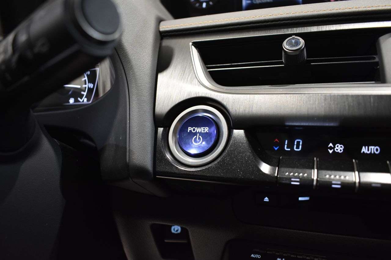 LEXUS UX en Minoautos